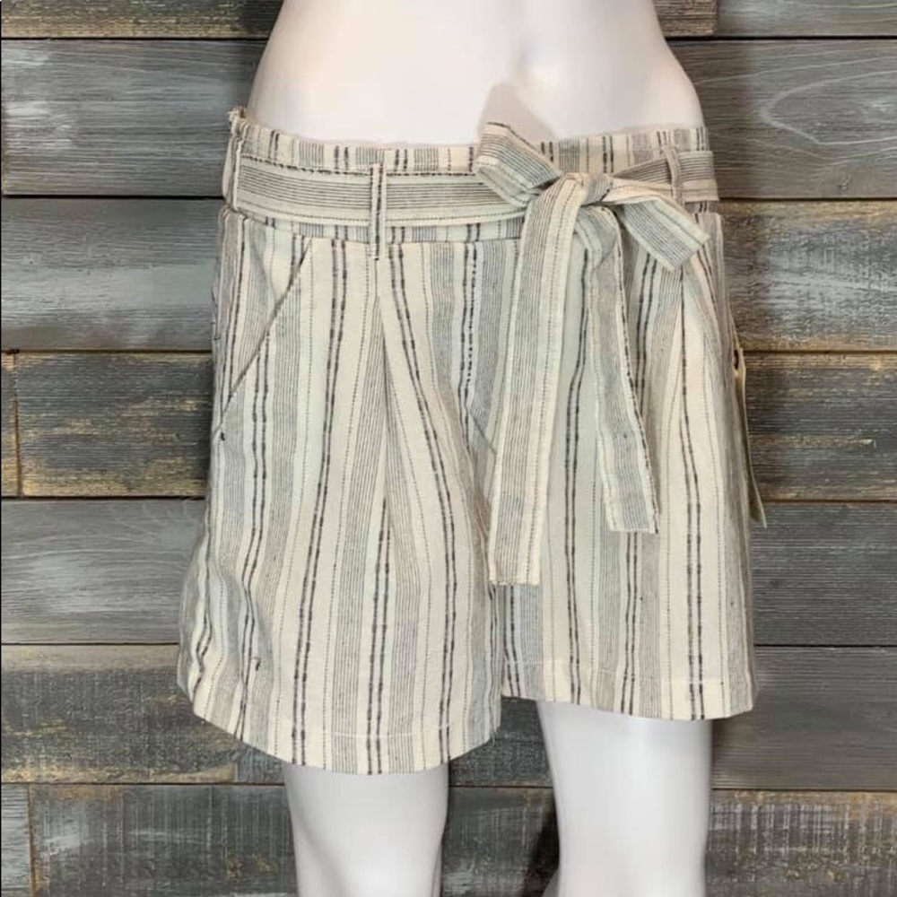 High-Waist linen shorts